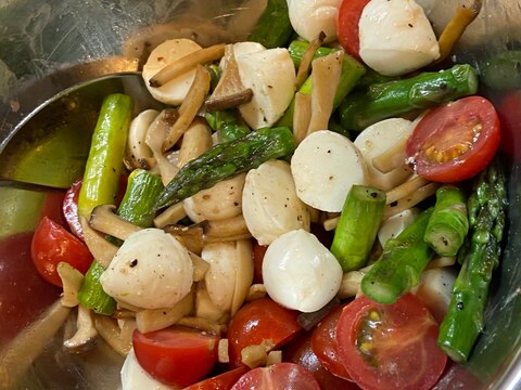 モッツァレラチーズと温野菜のサラダ